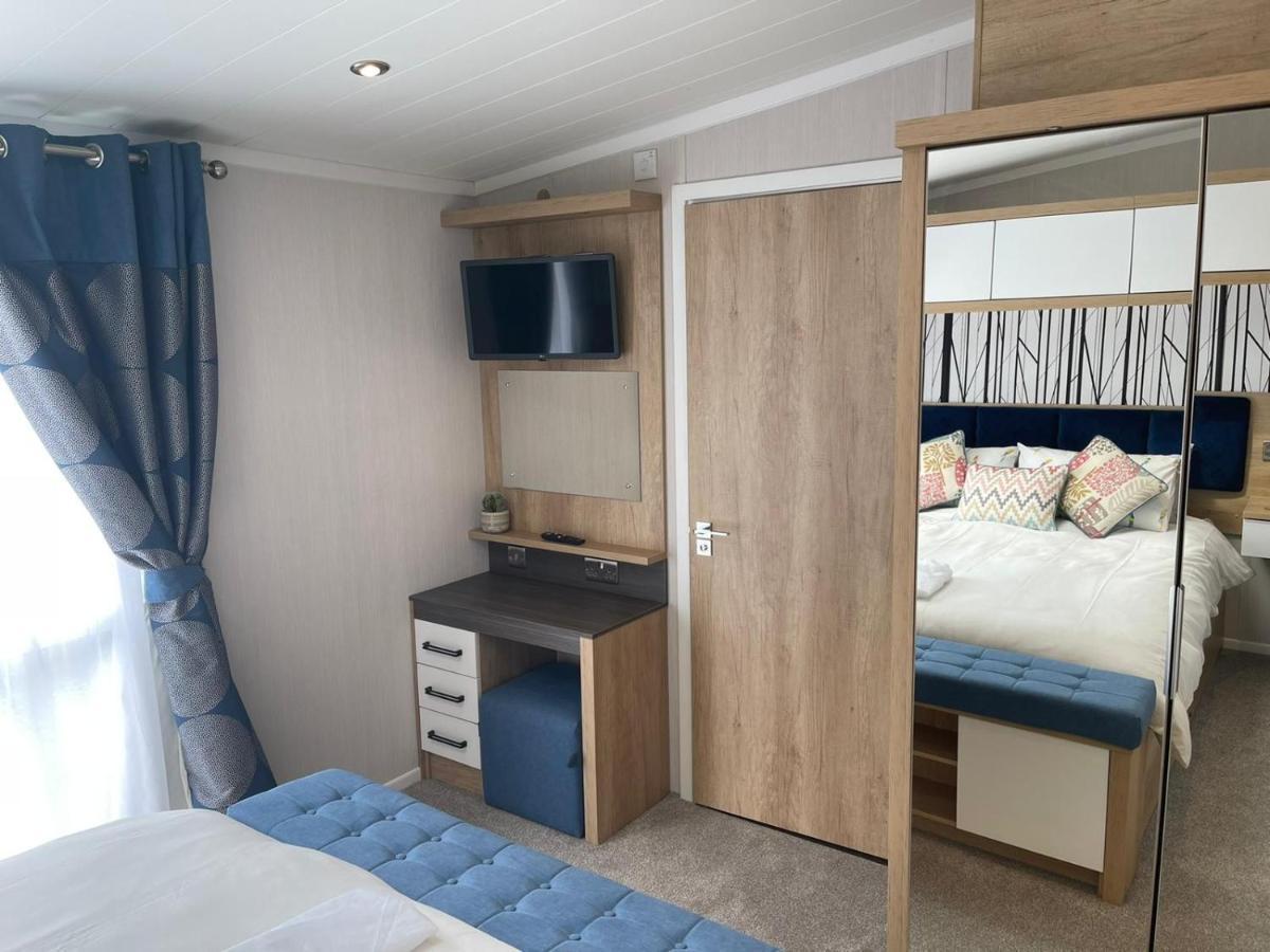 Indulgence Lakeside Lodge I3 With Hot Tub, Private Fishing Peg Situated At Tattershall Lakes Country Park Exterior foto