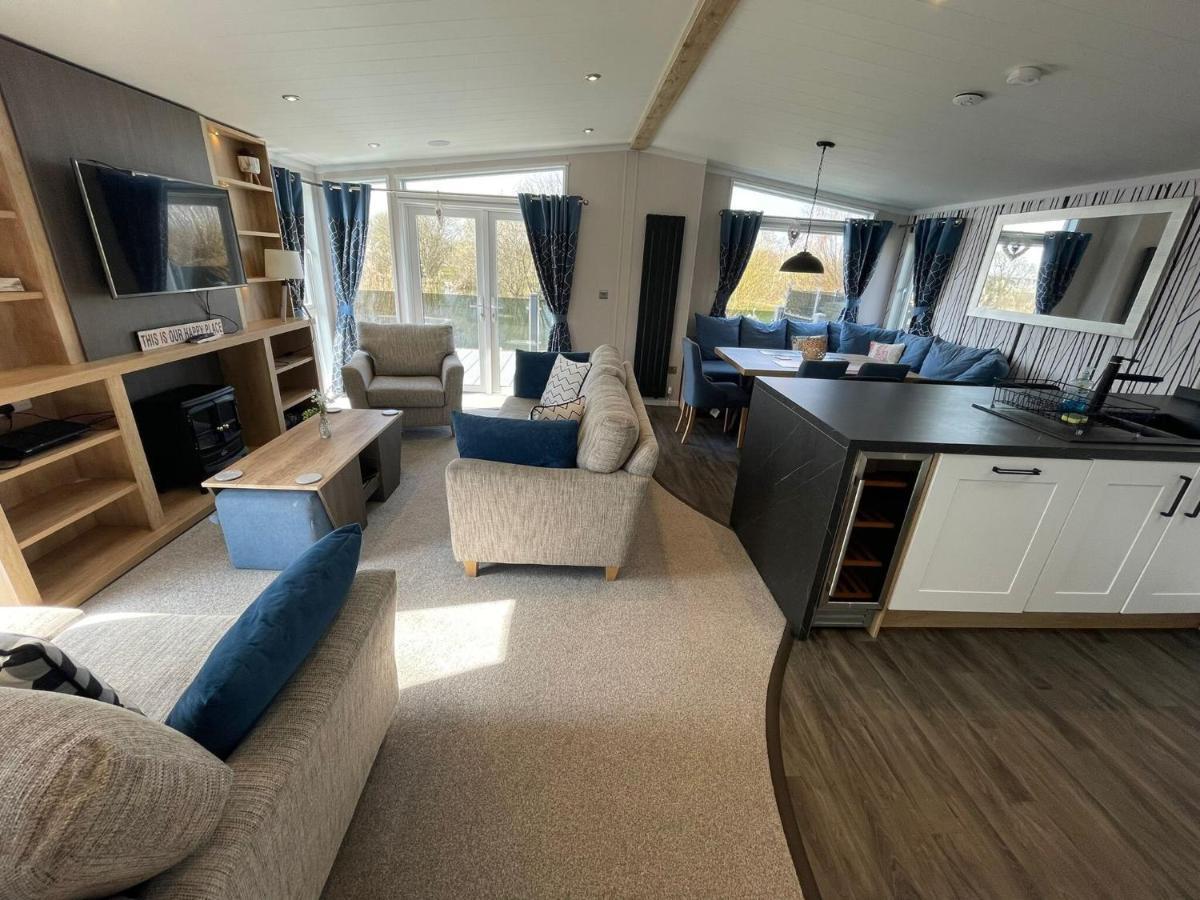 Indulgence Lakeside Lodge I3 With Hot Tub, Private Fishing Peg Situated At Tattershall Lakes Country Park Exterior foto