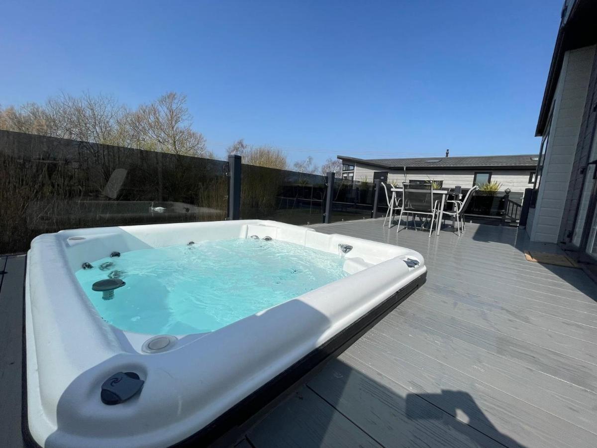 Indulgence Lakeside Lodge I3 With Hot Tub, Private Fishing Peg Situated At Tattershall Lakes Country Park Exterior foto