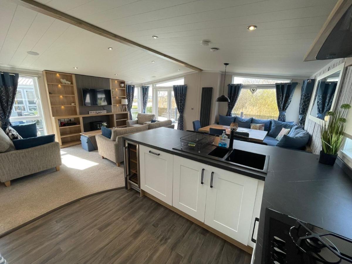 Indulgence Lakeside Lodge I3 With Hot Tub, Private Fishing Peg Situated At Tattershall Lakes Country Park Exterior foto
