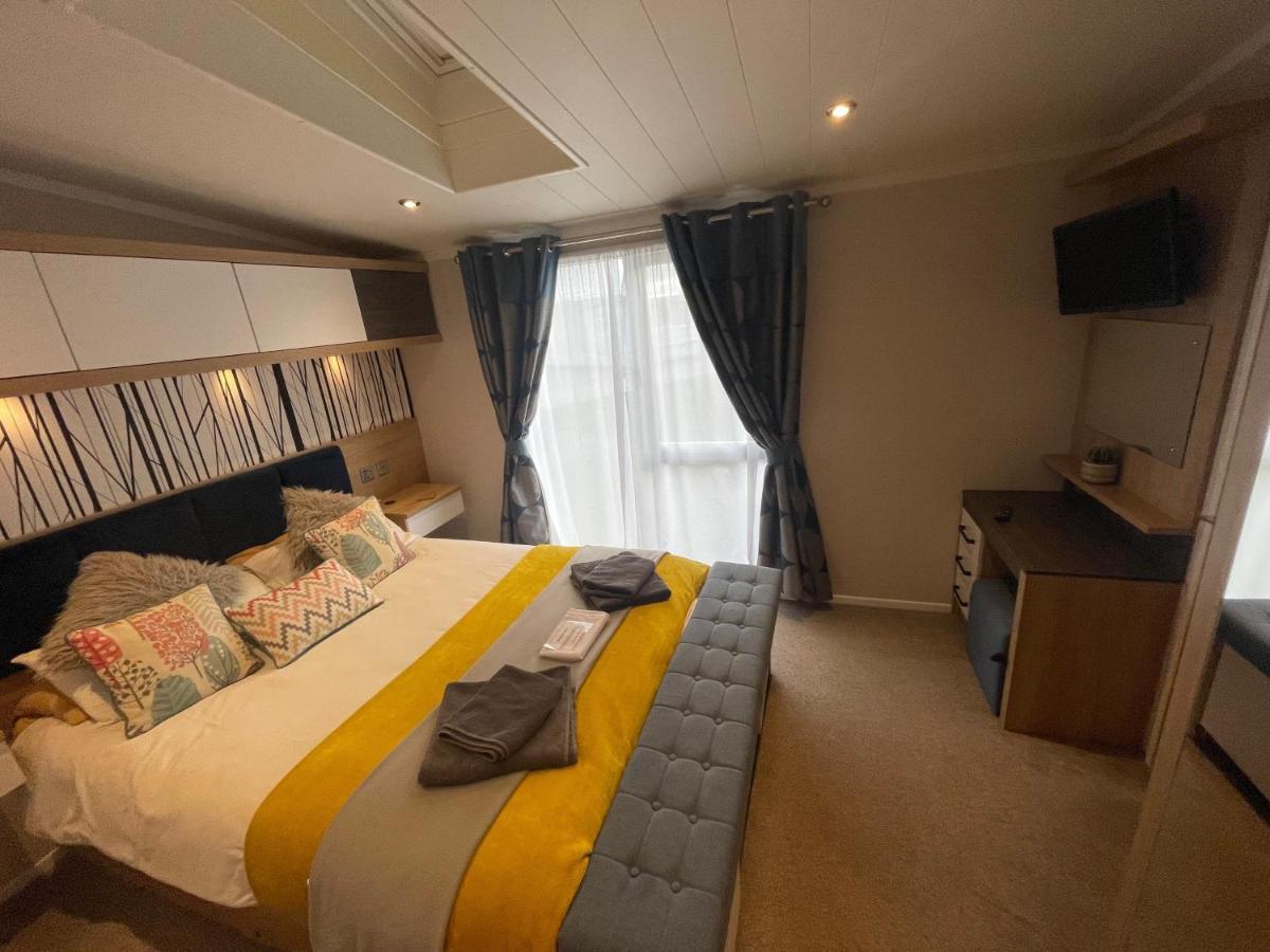 Indulgence Lakeside Lodge I3 With Hot Tub, Private Fishing Peg Situated At Tattershall Lakes Country Park Exterior foto